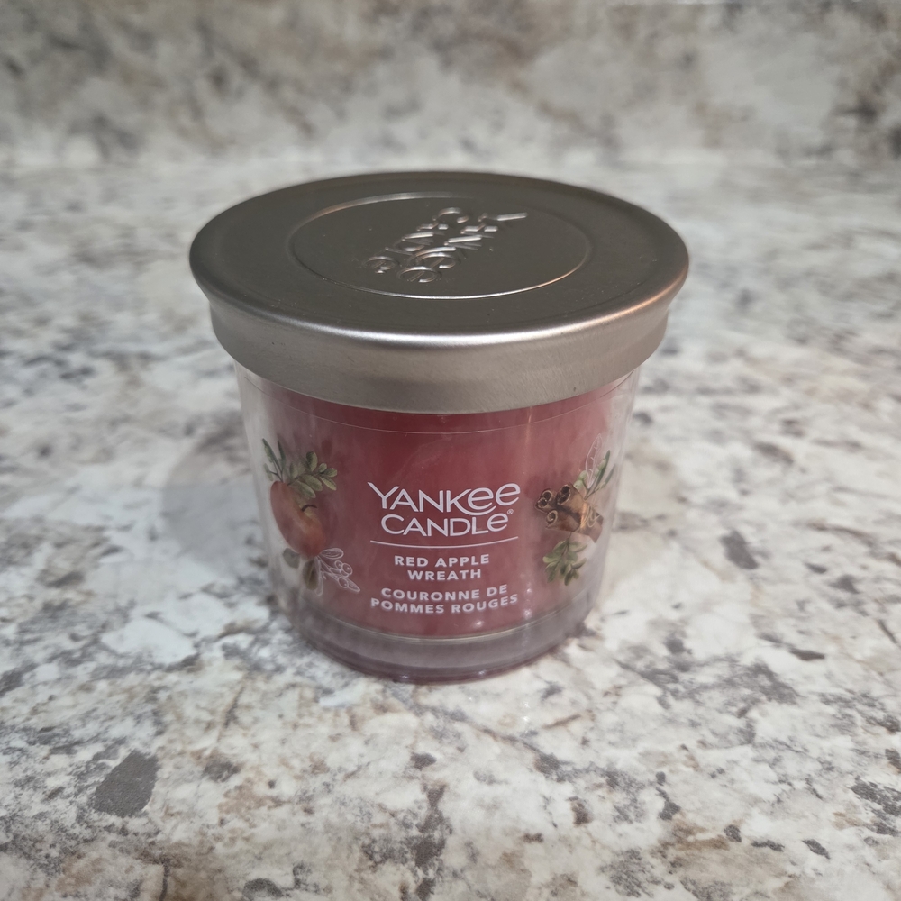 Yankee Candle Red Apple Wreath Scented Candle 4.3 Oz NEW